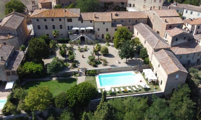 San Giovanni d'Asso Villa | Pasqui Villas La Consuma villa storica in paese con vista pscina WiFi