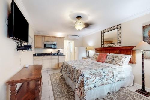 Pass-a-Grille Historic District Apartment | Pass-A-Grill 3
