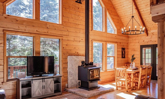 Red Wing Cabin | "Pass Creek Cabin" Luxe Log Home in the Mountains