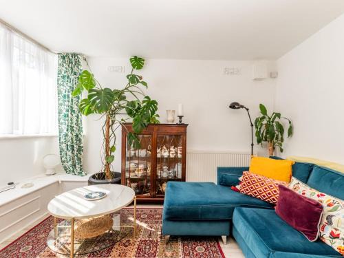 Coombe Hill Apartment | Pass the Keys Charming Tranquil 2 BR Kingston Escape London