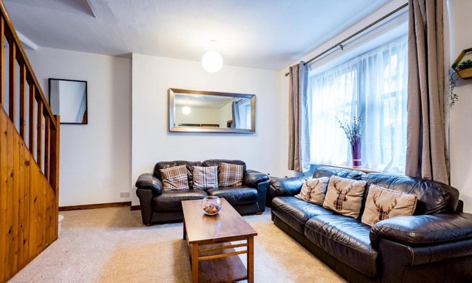 Cupar House | Pass the Keys 3 Bedroom Cottage in Cupar