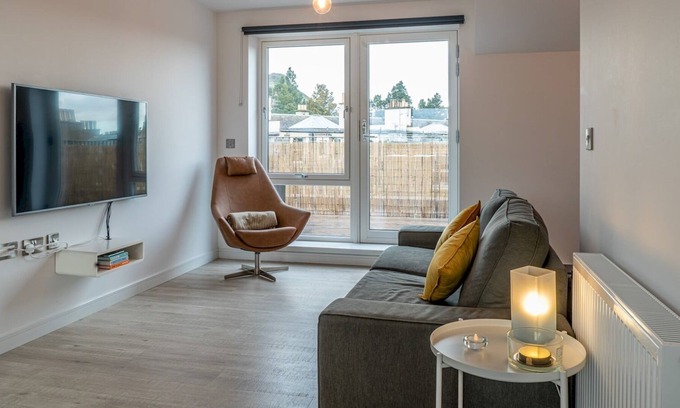 Gifford Apartment | Pass the Keys | Beautiful 2-BD Penthouse with Amazing Views