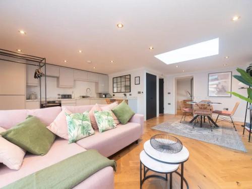 Merton House | Pass the Keys Beautiful unique home with parking and EVcharging