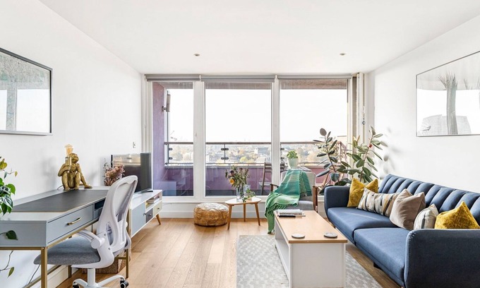 Bromley North Apartment | Pass the Keys | Charming Stay with a Balcony in Bow