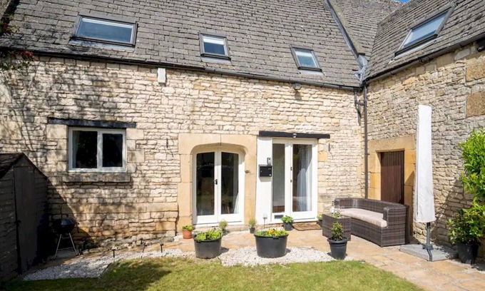 Cheltenham House | Pass the Keys | Converted 17th century barn with garden parking