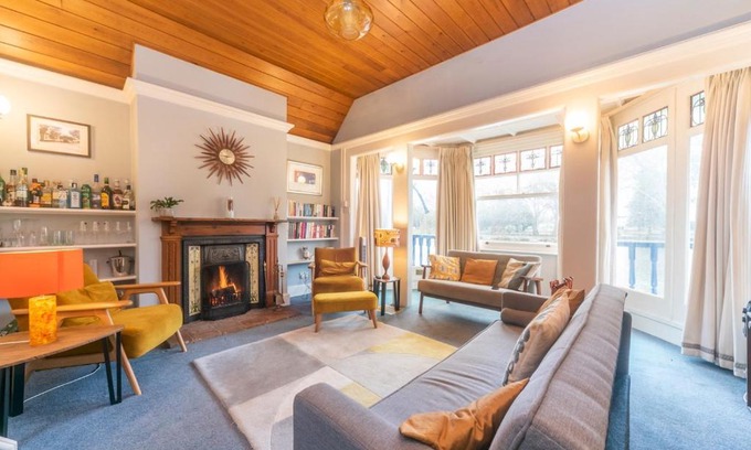 Hampton Wick House | Pass the Keys Cosy River House With Beautiful Views