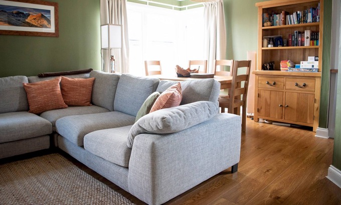Anniesland Apartment | Pass the Keys | Lovely 2-bedroom rental with free parking