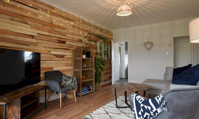 South Hayling Apartment | Pass the Keys New Cosy 2 Bed Flat with garden nr Beach Sleeps4
