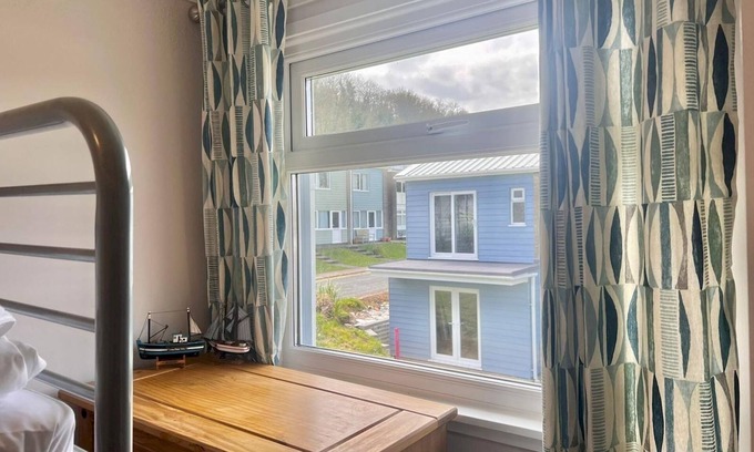 Pembroke House | Pass the Keys | Seaside Escape Freshwater East