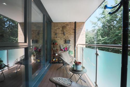 Kew Apartment | Pass the Keys Stylish Designer Balcony Apartment in Kew