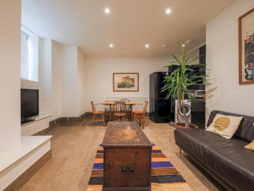 St. Leonard's Apartment | Pass the Keys Stylish Flat - 20 Mins from Central London