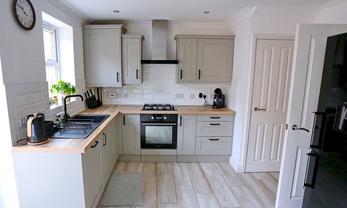 Salford House | Pass the Keys | Stylish House With Balcony Close To AO Arena