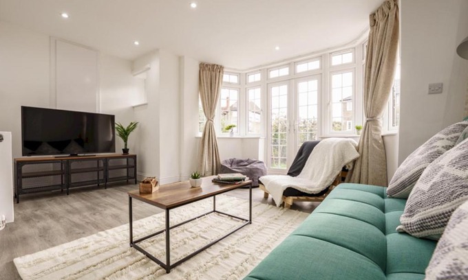 Barnhill House | Pass the Keys Stylish Home in Wembley Park
