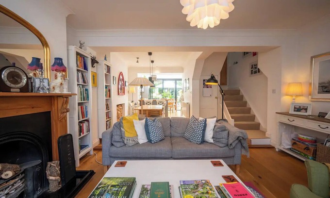 Lee House | Pass the Keys | Stylishly designed London Townhouse - Garden Oasis!