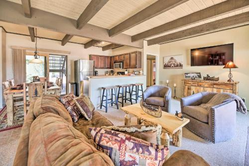 Pinetop Apartment | Patio and Fireplace Country Club Pinetop Condo!