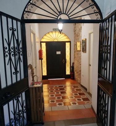 La Goleta Apartment | Patio de Arance