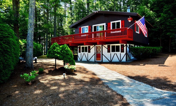 Meredith House | Patrician Shores 4 BR Winnipesaukee access partial water views