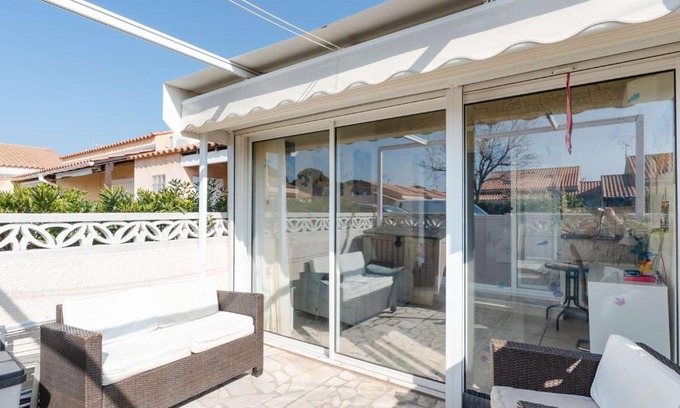 Les Ayguades Villa | Pavillon Studio Mezzanine Climatisé avec Piscine et WIFI, Proche Plage à Gruissan - FR-1-409-240