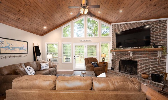 Grant Cabin | Paw Paw's Fish Tales Cabin on Lake Guntersville with 2 slip Boat Dock