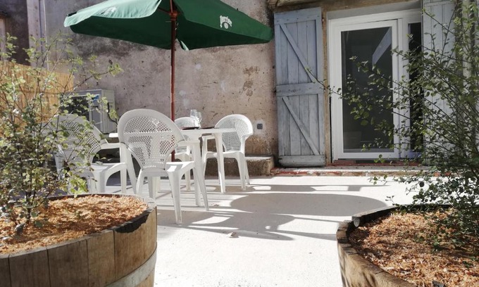 Paziols Apartment | Paziols : Logement en rdc avec terrasse.