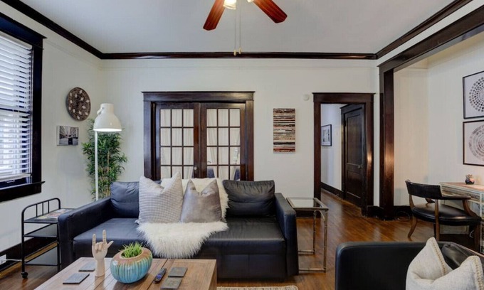 Midtown Apartment | PB 2 · 1900's Historic Getaway - Prime Midtown Location!