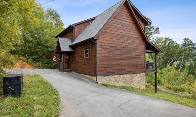 Gatlinburg - Pigeon Forge Cabin | Peace and Serenity Lodge: Cabin w/Hot Tub, Games & Mountain Views in Cobbly Knob