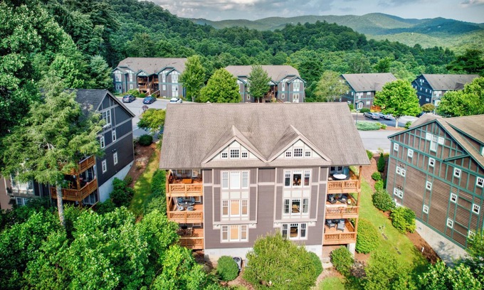 Foscoe Condo | Peace at Echota - Direct Grandfather Mtn Views!
