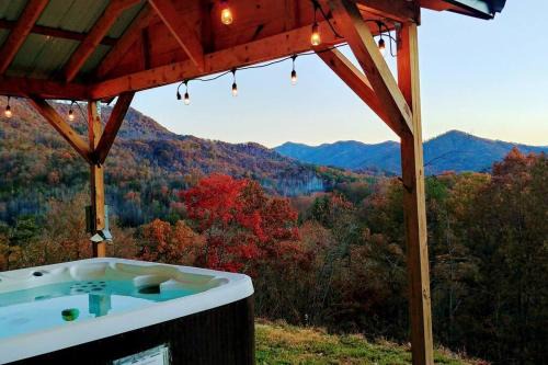 Bryson City House | Peace of Heaven ~ Modern Chic Cabin w/Majestic Mountain Views