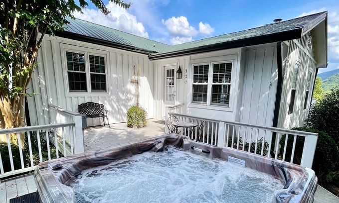 Townsend House | Peace of Paradise: Free Attraction Tickets, Hot Tub & Secluded Mountain Views