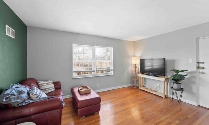 St. Louis Hills Apartment | Peace & Quiet In STL *Free Parking*