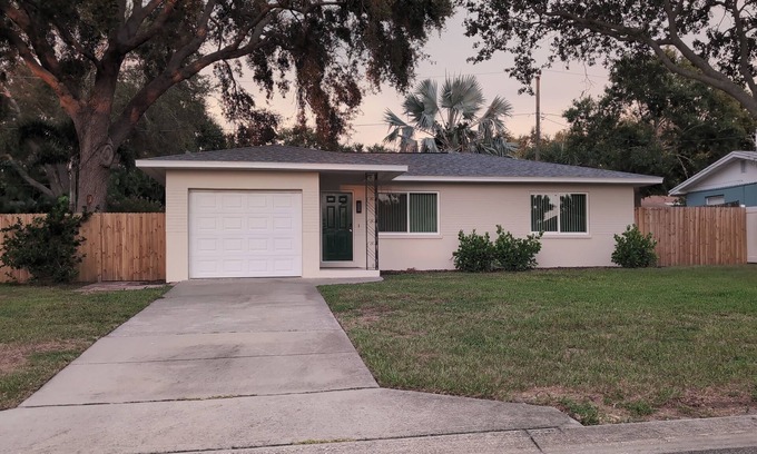 Largo House | Peaceful 2-bedroom house with AC in Largo