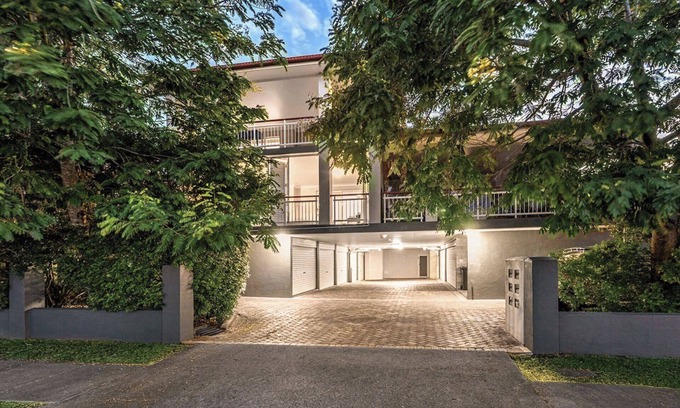 Hawthorne Apartment | Peaceful 2B2B with Parking | Walk to Cafes + Ferry