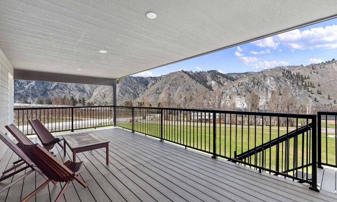 Orondo House | Peaceful 2BR Retreat w/ Mt & River Views-Free Wi-Fi