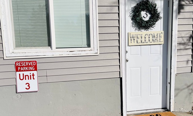 Dupont Apartment | Peaceful 3 bedroom Farmhouse by Denver Airport (Pet Friendly)