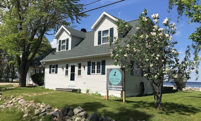 Oconto House | Peaceful 3 bedroom cottage with loft on the west shore of Green Bay.