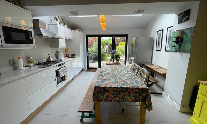 London Borough of Bromley House | Peaceful 3 bedroom house in Bromley with off street parking and private garden