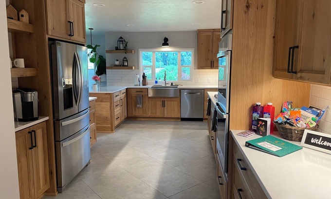 Springfield House | Peaceful 4 bed 2.5 bath home, easy access to Autzen Stadium, Hayward Field & UO.