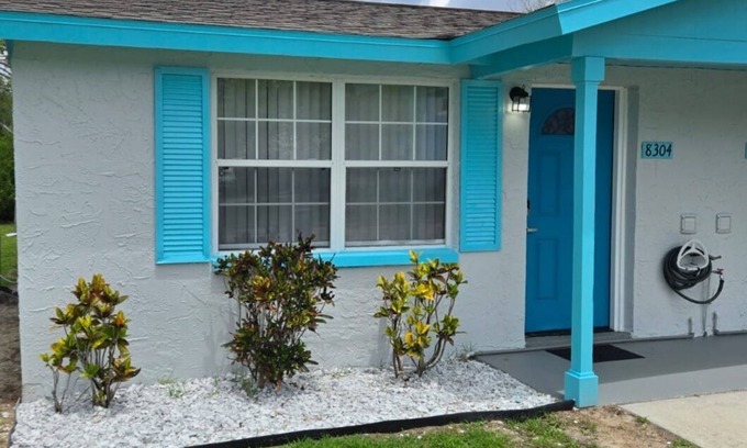 Port Richey House | Peaceful accomodation. Walking distant to Port Richey waterfront restaurants.