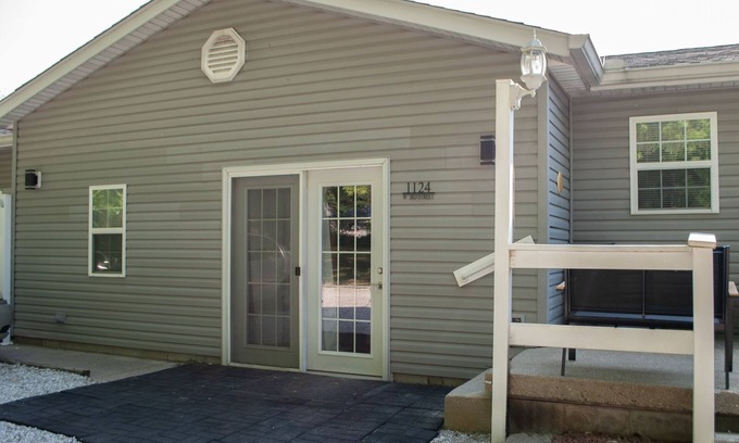 Fairview Park Apartment | Peaceful and charming apartment in Clinton, Indiana