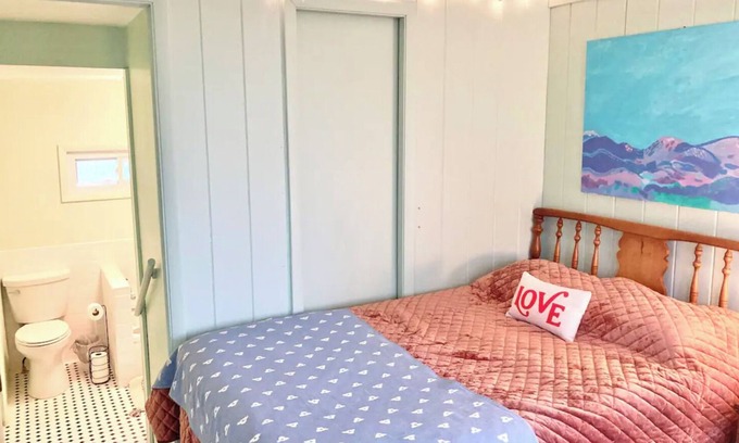 Johnson City Apartment | Peaceful Artsy Studio in Historic 1920's Home- 1 Min to ETSU and downtown JC