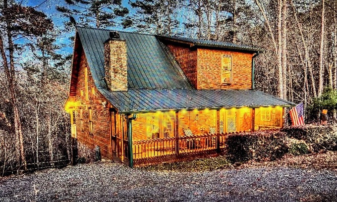 Epworth Cabin | Peaceful Blue Ridge Mtn Cabin-Gated, WiFi, Hot Tub, Fire Pit, Game Room