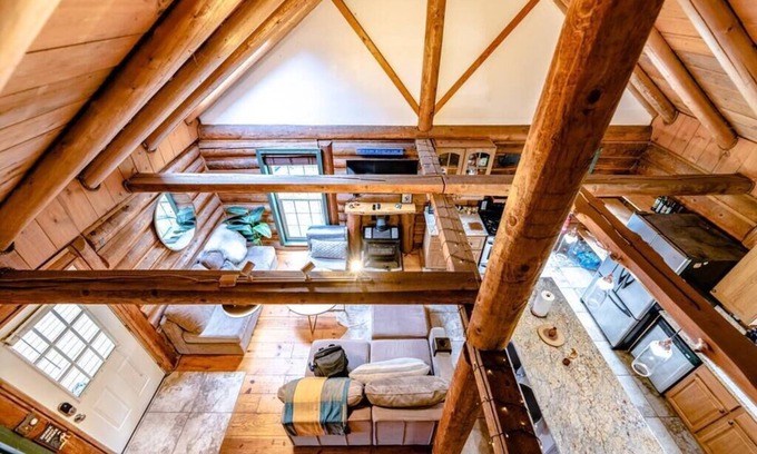 Lime Kiln Cabin | Peaceful Cabin on the River w/ hot tub & WiFi