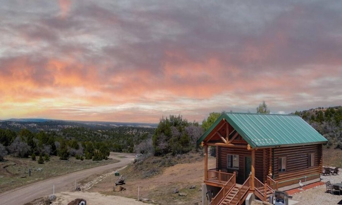 Alton Cabin | Peaceful Cabin with Spectacular Stargazing Hot Tub
