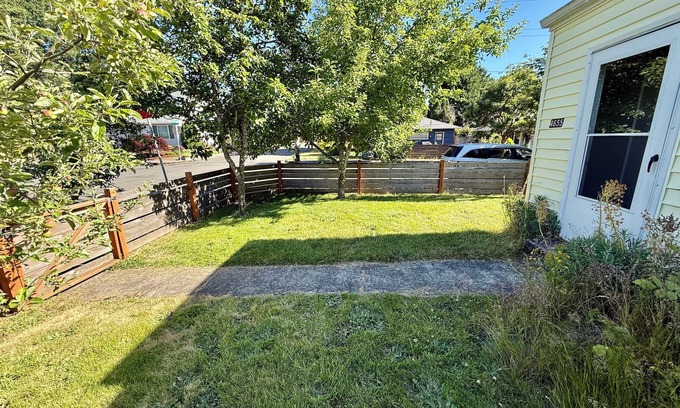 Woodstock House | Peaceful & charming 3 Bed Cottage. Hot Tub, Fenced Yard. Pets stay for free!