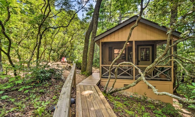 Clayton Apartment | Peaceful Clayton Carriage House with Fire Pit!