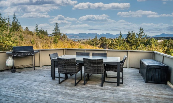Upper Moutere House | Peaceful Country Home with Amazing Views - Near Mapua