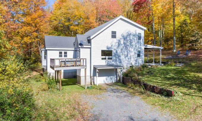 Bovina Center House | Peaceful Country Getaway | Spacious Home in a Prime Spot