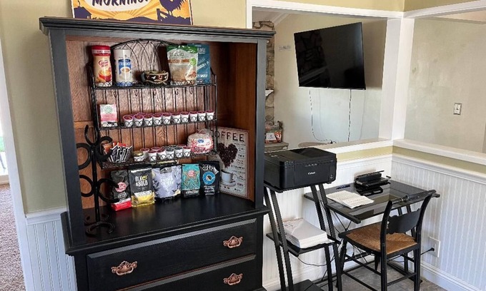 Hemet House | Peaceful & Cozy 3 bedroom Ranch-Home w/Fireplace and Gaming Garage!