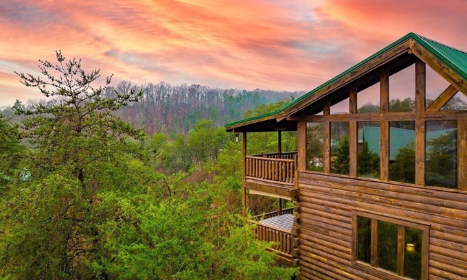 Sevierville Cabin | Peaceful&Cozy-Hot Tub-86” Smart TV-WiFi-Pool&Fishing Pond access-Dollywd 9 miles