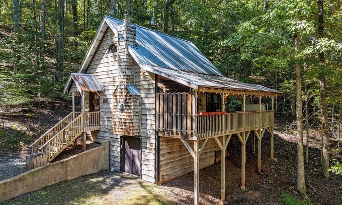 Dahlonega Cabin | Peaceful Creekside Cabin in Dahlonega, GA with Hot Tub